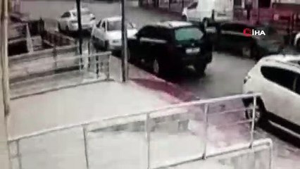 Otomobilini karşı yönden gelen aracın önüne kırdı, o anlar güvenlik kamerasına yansıdı