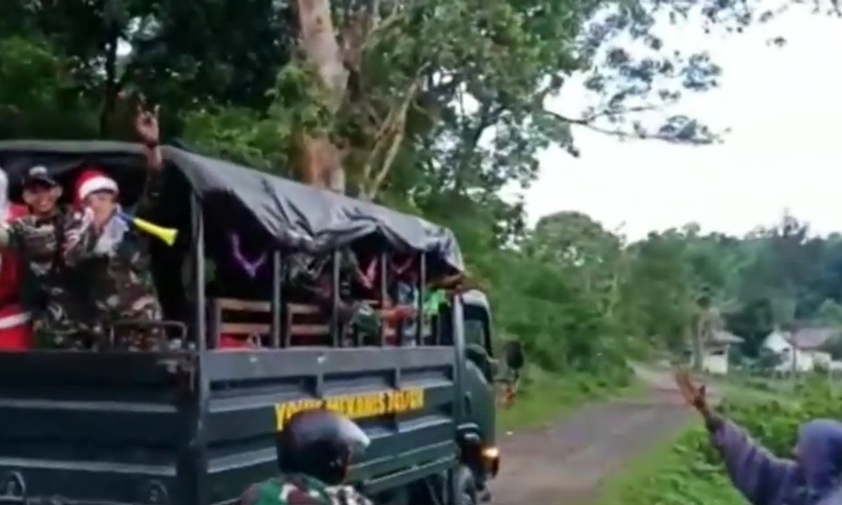 Anggota TNI Hibur Warga di Perbatasan Saat Natal