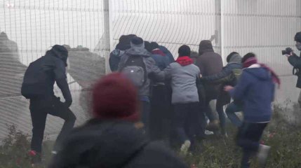 Video herunterladen: Calais sous haute tension : des migrants bloquent le port