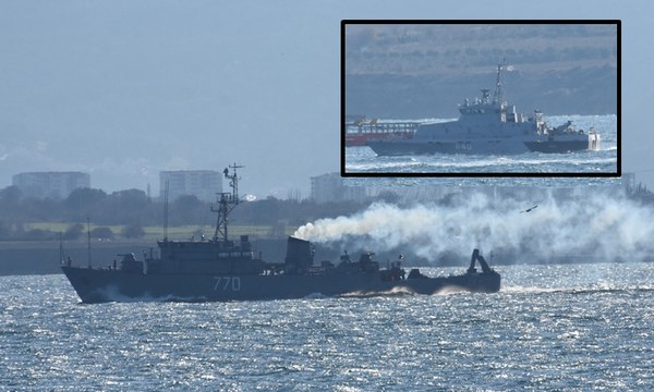 Rus savaş gemileri Boğaz'dan peşe peşe geçti