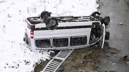 Trabzon'da minibüs dereye yuvarlandı (2)