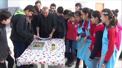 40 Yıl Önce Mezun Olduğu Okuldaki Öğrencilere Ebru Sanatını Öğretiyor