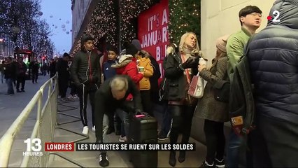 Londres : les touristes se ruent sur les soldes