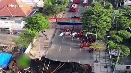 Un error técnico provocó un enorme hueco en una carretera de Indonesia