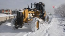 Kar Yağışı Van'ı Beyaza Bürüdü, Belediye Ekipleri Kapanan Yolları Açma Çalışmalarını Sürdürüyor