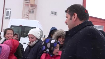 Okulları Tatil Edip, Öğrencilerle Kar Topu Oynadı