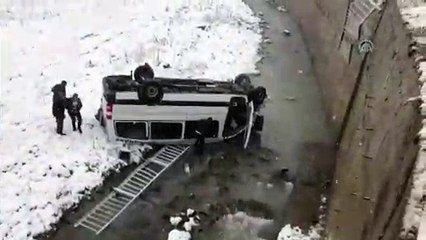 Trabzon'da minibüs dereye yuvarlandı (1)