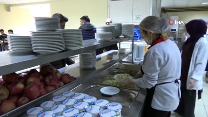 Rektörden öğrencilerine kar tatili jesti ücretsiz yemek