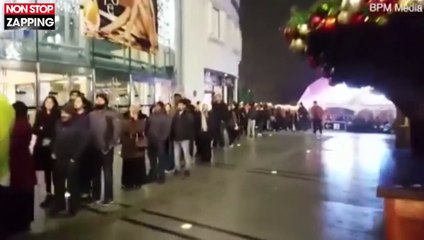 Angleterre : des milliers d'acheteurs campent devant les magasins pour le Boxing Day (vidéo)