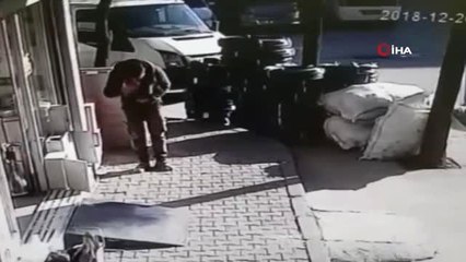 İzmir'de Binadan Düşen Cam Parçası Bir Kişiyi Böyle Yaraladı