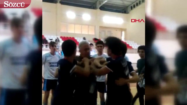 Liseliler maçta tekme-tokat birbirlerine girdi