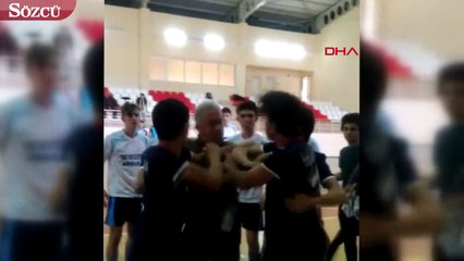 Liseliler maçta tekme-tokat birbirlerine girdi