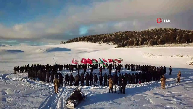 Erzurum’da çığ düşmesi ve tipi nedeniyle izcilerle birlikte çok sayıda vatandaş mahsur kaldı
