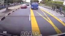 Ciclista mete-se com o camionista errado e acaba por perceber isso já tarde…