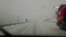 Kahramanmaraş-Kayseri yolunda kar yağışına hazırlıksız yakalanan sürücüler yolda kaldı