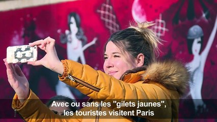 Les touristes visitent Paris malgré le mouvement "gilets jaunes"