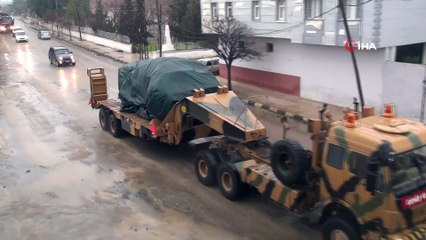 - Sağanak yağmur altında Münbiç bölgesine Zırhlı Muharebe Aracı sevkiyatı