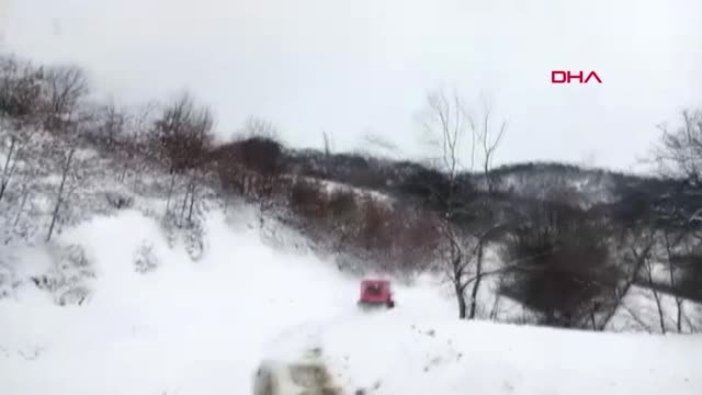 Tokat Yolu Kapanan Köydeki Hasta, Paletli Kurtarma Aracıyla Hastaneye Götürüldü