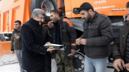 Validen karla mücadele ekibine tatlı ikramı - ARDAHAN