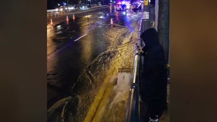 분당 미금역 부근 상수도 배관 터져 / YTN