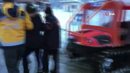 Kar yolları kapadı, hasta paletli araçla kurtarıldı