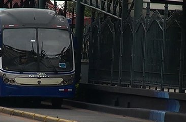 Mujer queda herida al caer de un bus de la metrovía en Guayaquil
