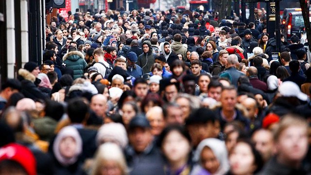 Μεγάλες εκπτώσεις, μικρή αγοραστική κίνηση στο Λονδίνο