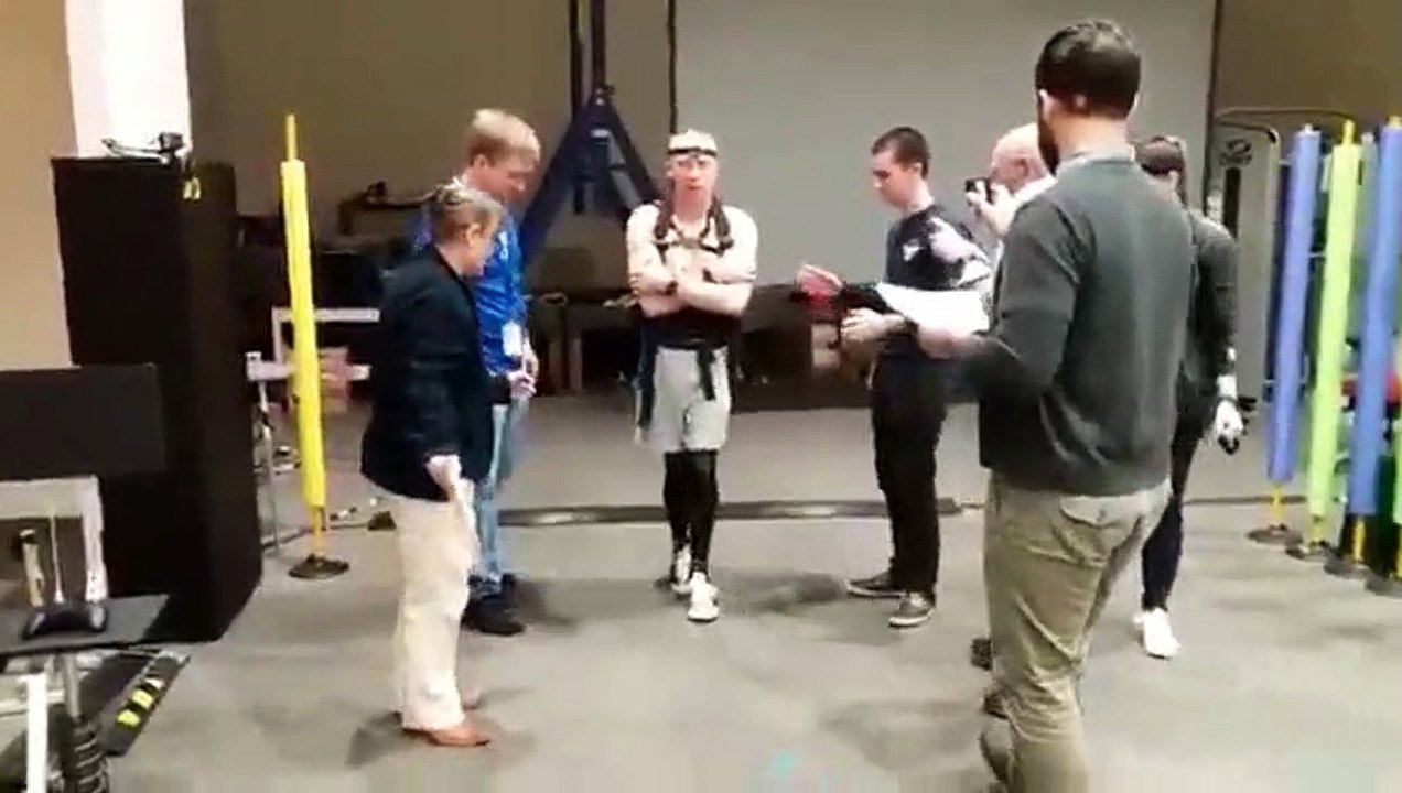 Il réapprend à marcher après avoir passé 6 mois sur l'ISS