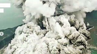 Vulkan Anak Krakatau: Riesige Aschewolke kurz nach Tsunami: Pilot filmt spektakuläre Bilder eines Vulkans