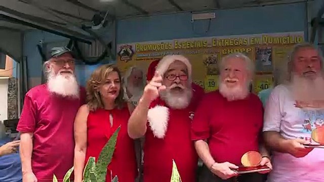 Papais Noéis se despedem do Natal no Rio