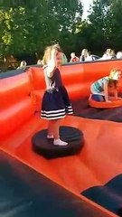 Cette petite fille prend cher sur ce manège