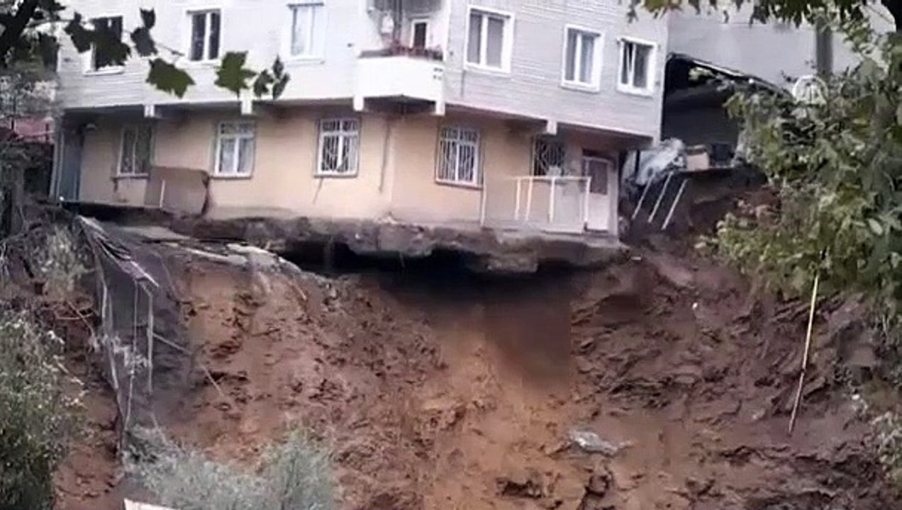 Un immeuble en équilibre dans la vide s'effondre suite à un glissement de terrain !