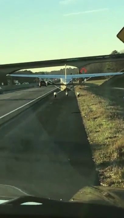 Le pilote de ce petit avion atterrit sur l'autoroute pour... une pause pipi