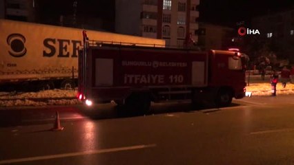 Buzlu Yolda Kontrolden Çıkan Tır Aydınlatma Direğini ve Tel Örgüleri Yıkarak Karşı Yola Geçti