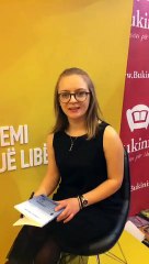 LIVE - me poeten Lediona Braho ne prezantimin e librit Erdhem nga uji ne kendin Takohemi per nje liber ne stenden e Bukinist.