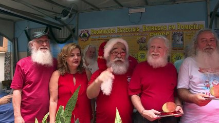Santas de Brasil dicen adiós a la Navidad