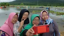 Aksi Turis Berselfie di Lokasi Tsunami Disoroti Media Asing, Demi Dapat Banyak Like di Media Sosial