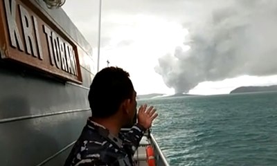KRI Torani Pantau Aktivitas Gunung Anak Krakatau