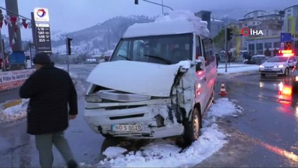 Okul servisi ile minibüs çarpıştı: 12 yaralı
