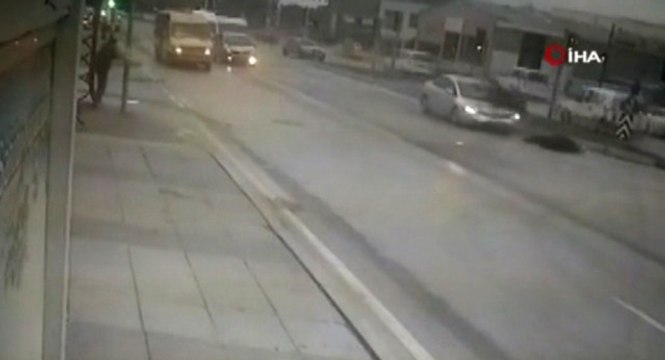 Otomobil Abla Kardeşi Metrelerce Havaya Fırlattı