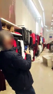 Le plafond de ce magasin de Times Square s'effondre sous la pression de l'eau