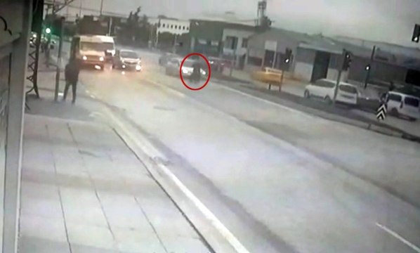 Abla ve Kardeşin Otomobilin Çarpmasıyla Metrelerce Havaya Savrulduğu Kaza Kamerada