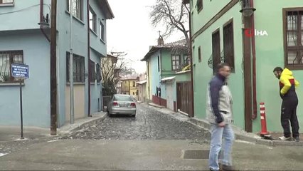 Dar Sokaktan Geçmeye Çalışan Araçlar Evlere Çarpıyor