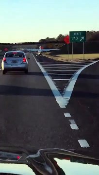 Le pilote de ce petit avion est contraint d’atterrir le temps d’une pause pipi !