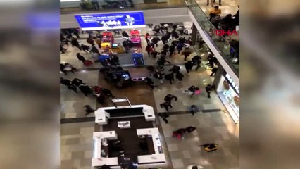 Dha Dış - Londra'da Avm'de 'Bıçaklı Adam' Paniği... Yüzlerce Müşterinin Kaçışı Kamerada