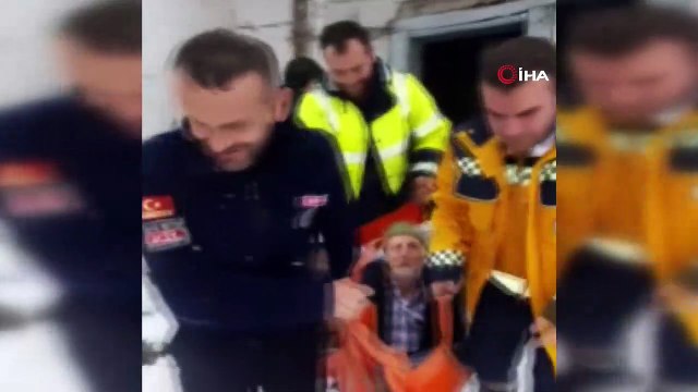 Karda mahsur kalan hastalara sağlık ekipleri yetişti