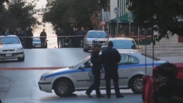 Dos heridos leves al estallar artefacto en centro de Atenas