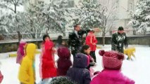 Kaymakamın çocuklarla kar topu keyfi - GÜMÜŞHANE