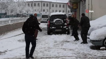 Oltu'ya Mevsimin İlk Karı Yağdı.. Kartpostallık Görüntüler Oluştu