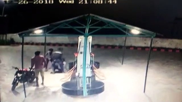 பெட்ரோல் பங்க் ஊழியருக்கு சரமாரி அரிவாள் வெட்டு-வீடியோ